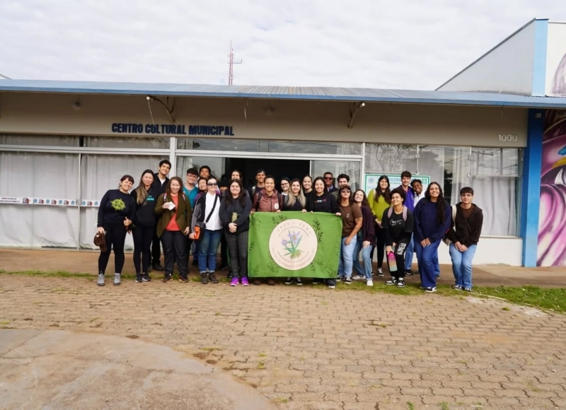 Estudantes da UEMG visitam sítio paleontológico