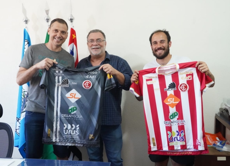 Goleiro santa-rosense visita gabinete e presenteia Prefeito Omar Nagib com camisas do Inter-SM