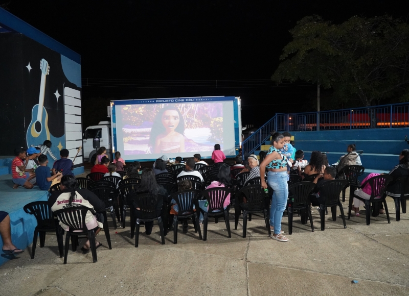 Cinema sustentável encanta público em Santa Rosa de Viterbo; hoje tem sessão às 19h na Praça André Passoni