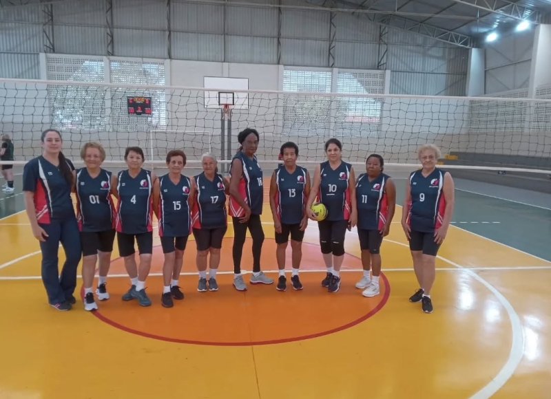 Vôlei da Melhor Idade de Santa Rosa de Viterbo conquista a primeira vitória no JOMI 2025, em Barretos