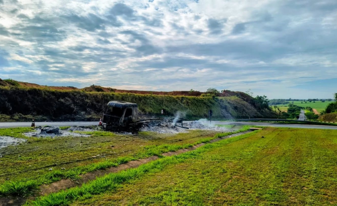 Prefeitura articula com o DER a retirada de carcaça de caminhão que veio a pegar fogo na Rodovia Padre Donizetti