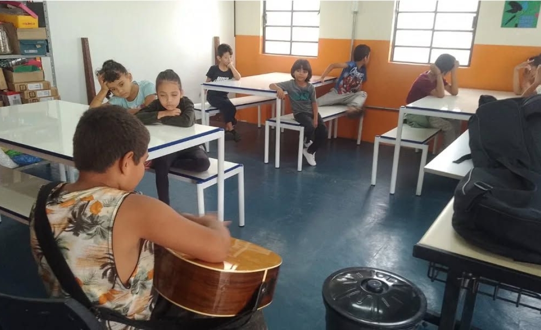 Música e Encanto: Aulas de Violão chegam ao Recriança