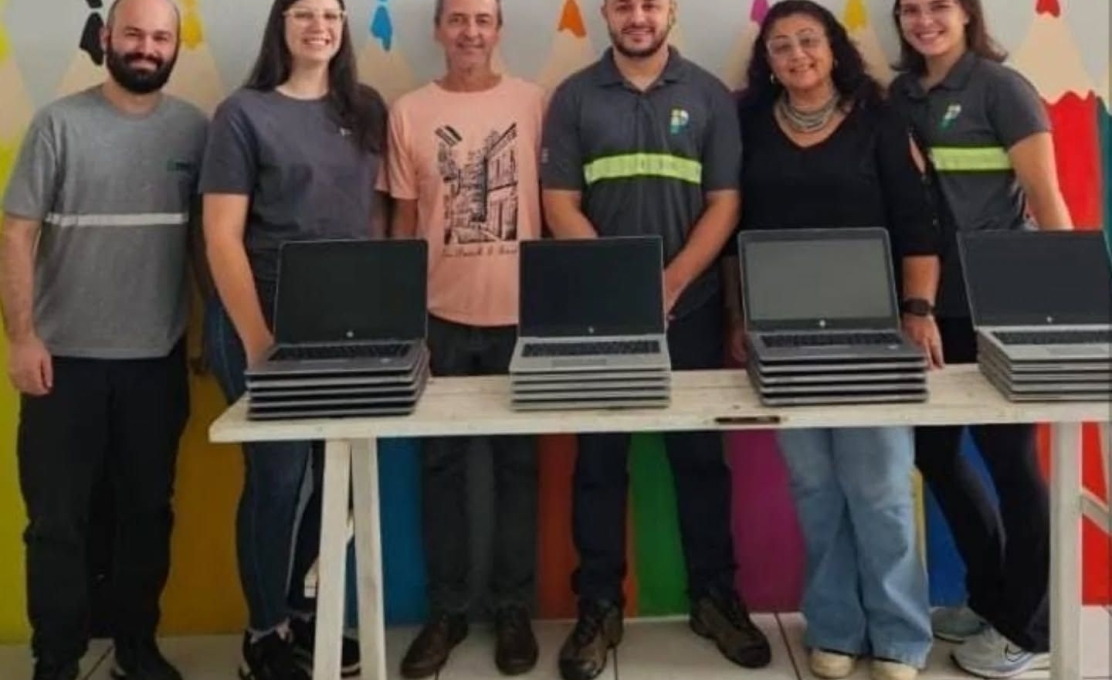 Primient doa 20 notebooks ao Departamento Municipal de Educação