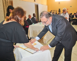 omar-assinando_(909).jpg