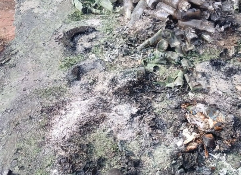 ATENÇÃO:  Não descarte materiais quentes nos Contêineres!