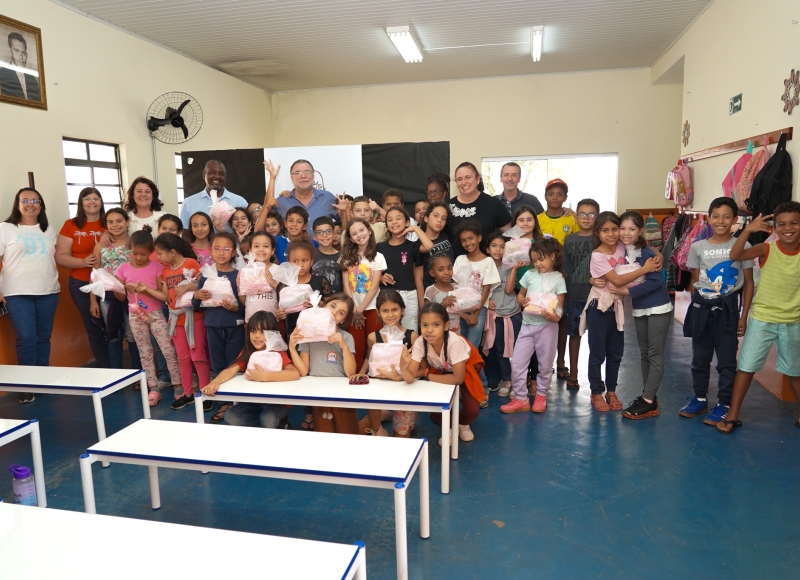 Alunos do Recriança recebem uniformes de balé e capoeira