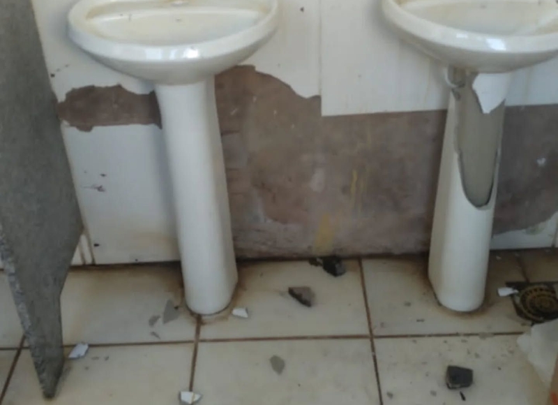 Vandalismo causa prejuízos em prédio público na Praça Matriz