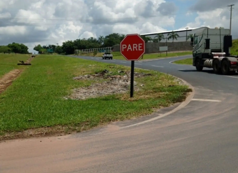Caminhão que pegou fogo foi retirado do trevo Sílvio Nicola Chiaperini