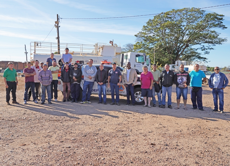 Defesa Civil reúne agentes para alinhamento de ações e entrega de novos EPIs
