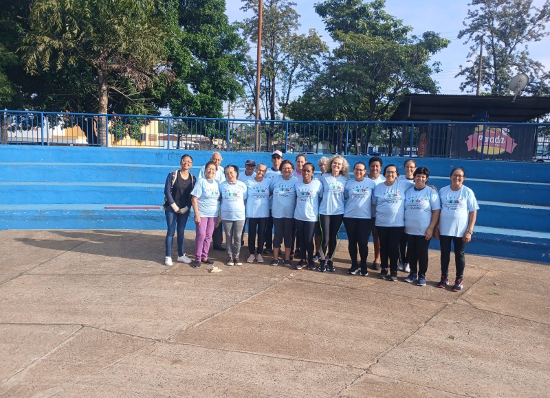 Entrega de camisetas ao Grupo Feliz Idade reforça incentivo à saúde dos idosos