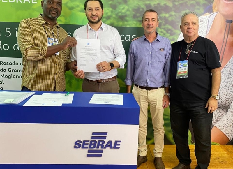 Vice-prefeito Paulão Santos firma convênio para implantação do JEPP no projeto Recriança durante visita à Agrishow