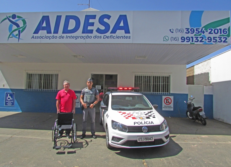 Em parceria com a Prefeitura e voluntários, PM arrecada lacres de latinhas e consegue cadeira de Rodas para a AIDESA