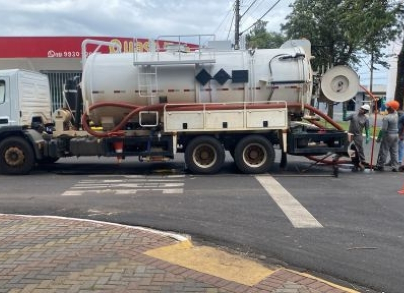 Manutenção da rede de esgotos na Avenida Luiza Garcia Ribeiro