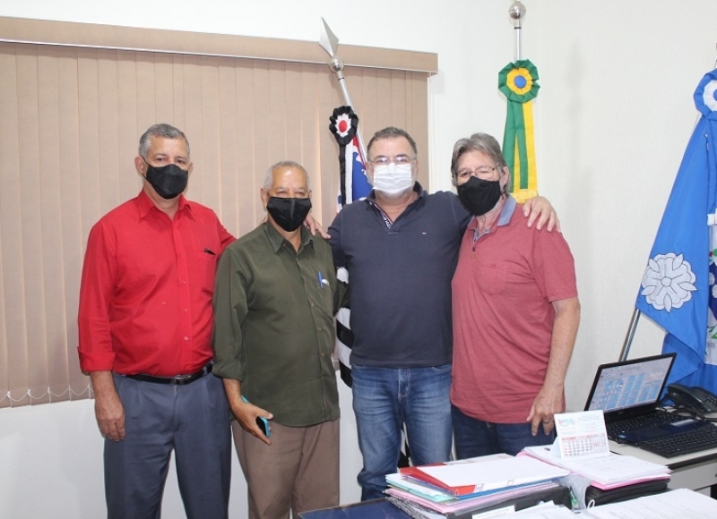 Prefeito recebe visita de pastores em seu gabinete