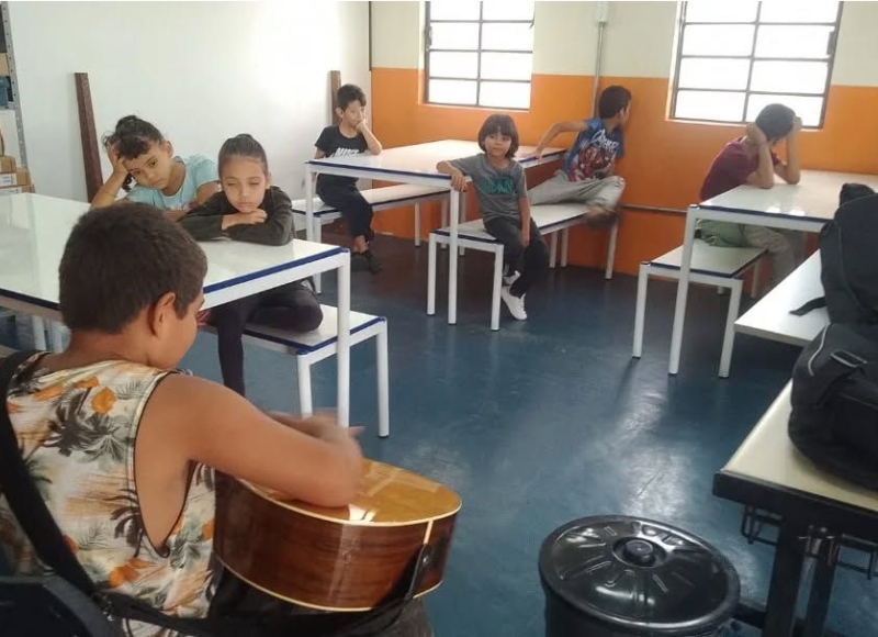 Música e Encanto: Aulas de Violão chegam ao Recriança