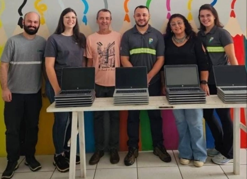 Primient doa 20 notebooks ao Departamento Municipal de Educação